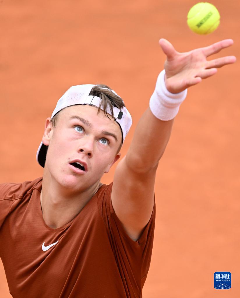 他在中场展 他在中场展