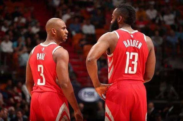 球场上飞驰 球场上飞驰